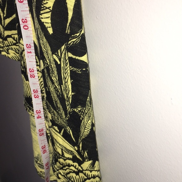 Le Chateau sleeveless asymmetrical yellow shirt - Picture 5 of 7